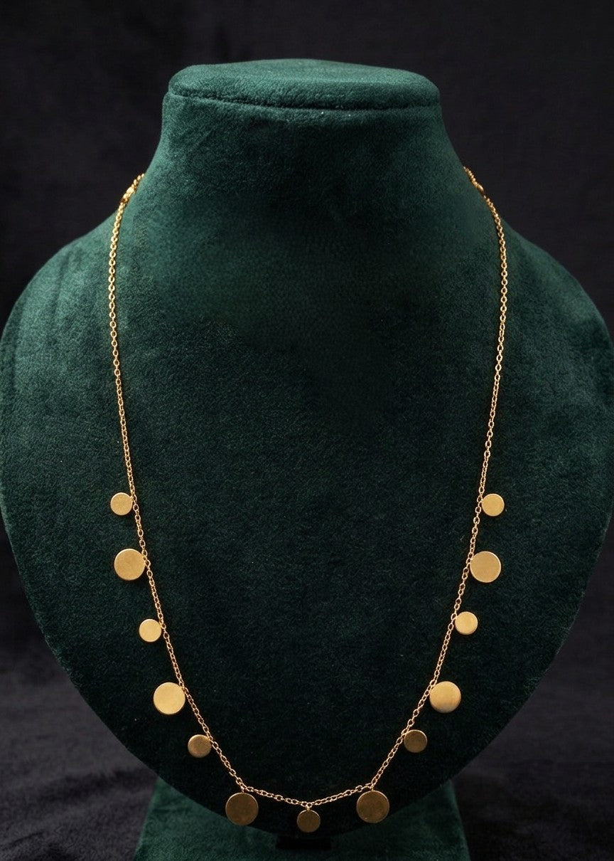 Anti tarnish gold necklace with disc pendant pattern